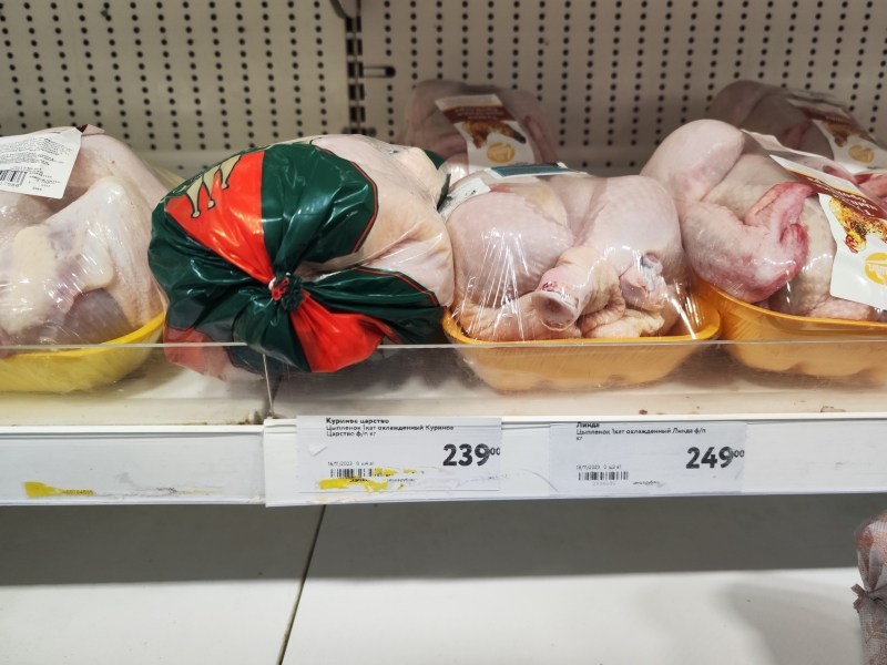 Куриные тушки на полке магазина