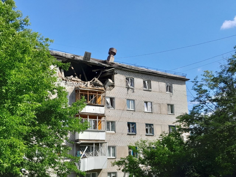 Спасатели разбирают разрушенные взрывом конструкции