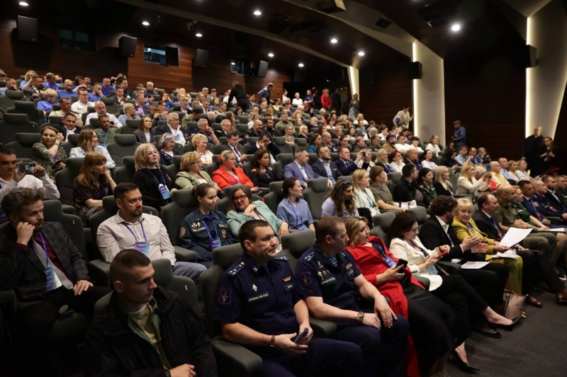 Перед 600 участниками мероприятия, которые помогают бойцам СВО, выступил полпред Артем Жога