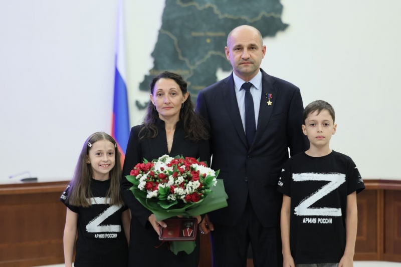 Артем Жога с женой и детьми «Маршала»