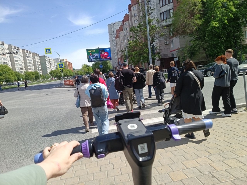 самокат и пешеходы