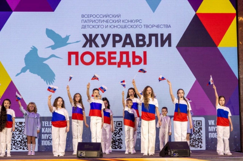 Дети на сцене