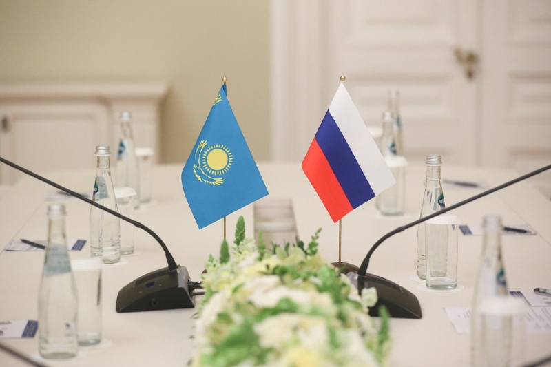 Флаги РФ и Казахстана