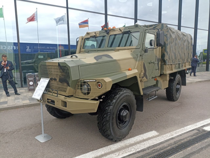 На ПМЭФ представили множество новых моделей отечественных авто
