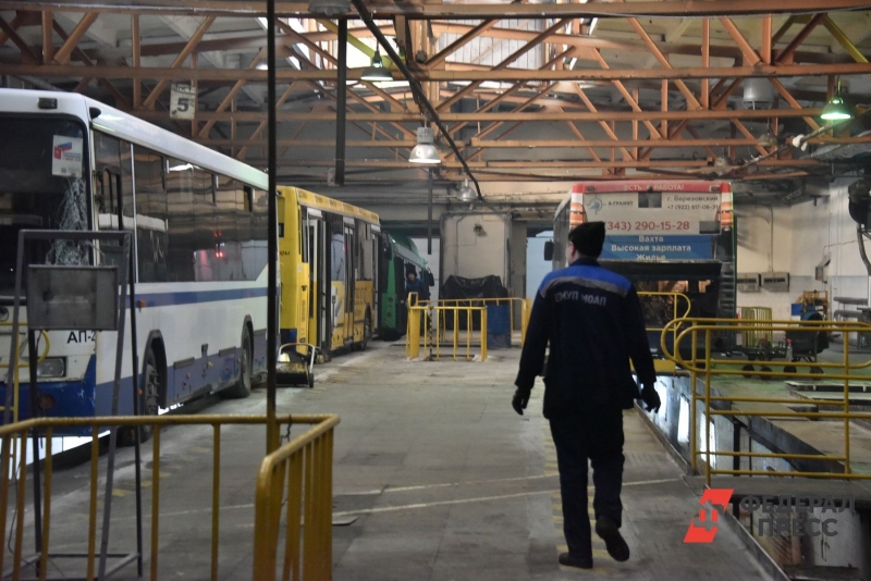 Пассажиры мучаются от жары и духоты в салонах автобусов