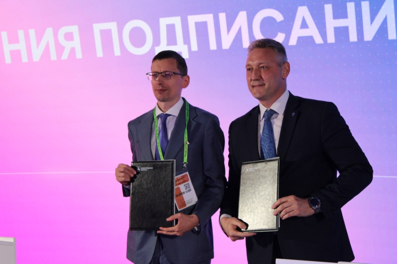 Куча мошенников, мошеннических схем, которые постоянно адаптируются по новой технологии и способы