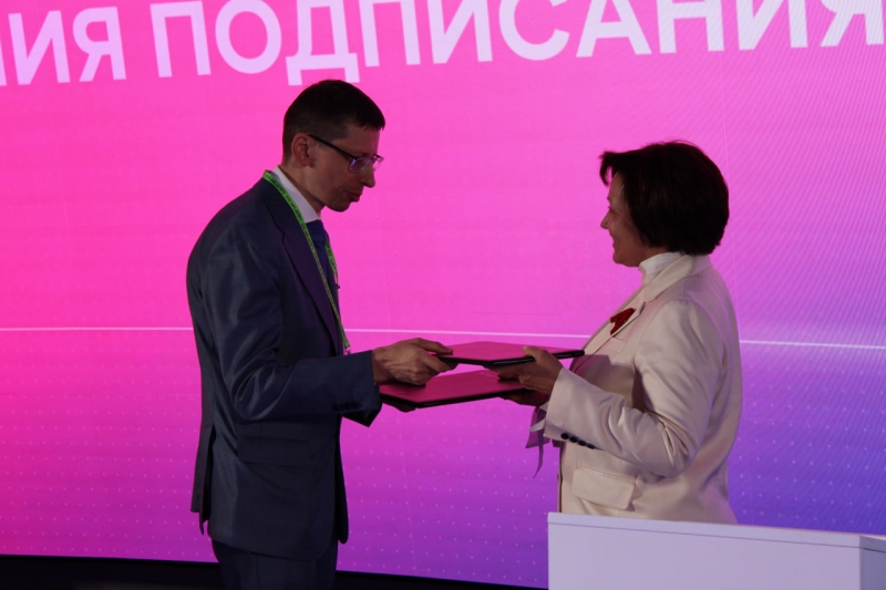Куча мошенников, мошеннических схем, которые постоянно адаптируются по новой технологии и способы