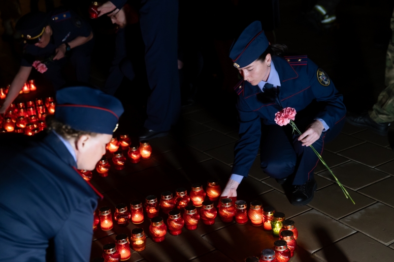На рассвете у мемориала Славы собрались активисты, сотрудники правоохранительных органов и простые горожане
