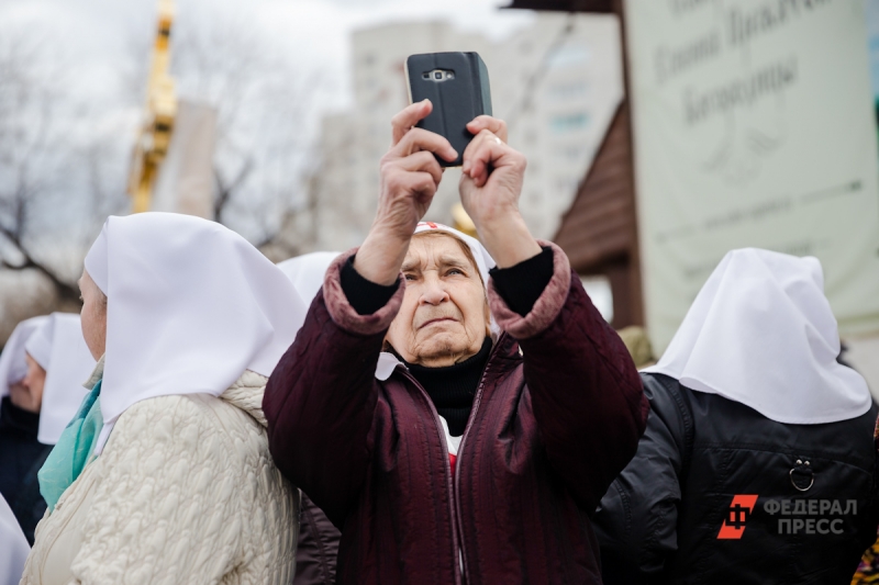 Пенсионерка с телефоном