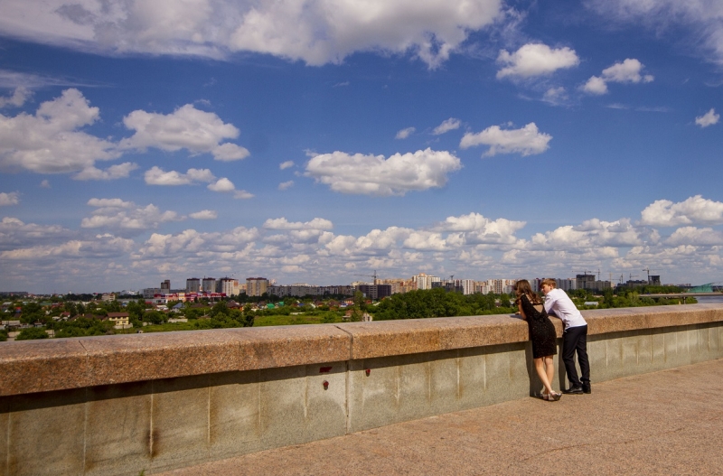 люди летом у реки