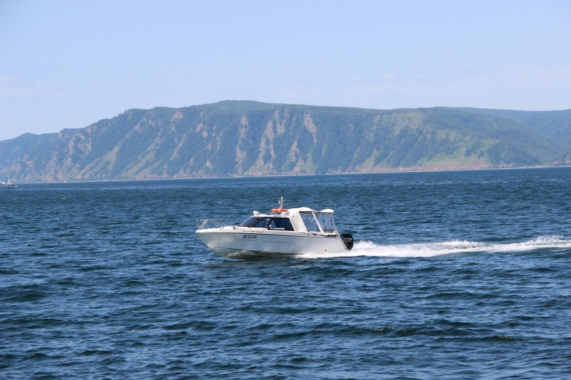 Катер в море