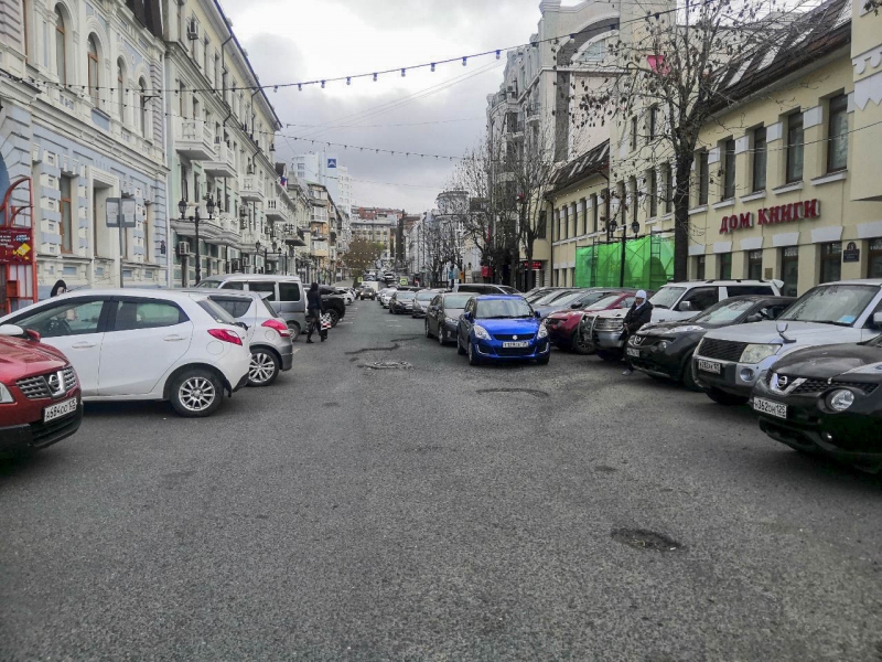 Машины на парковке