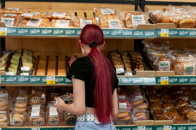 Девочка в магазине