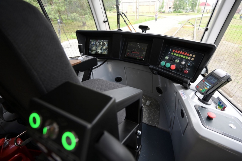 Пятисекционный трамвай – это только начало большой работы по обновлению транспорта в Свердловской области, отметил Паслер