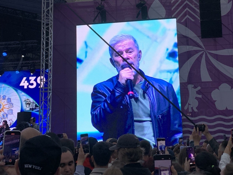 Пара обнимается