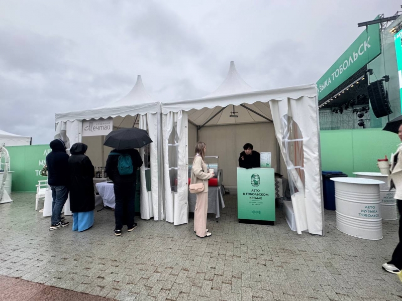 Были палатки, где можно было перекусить