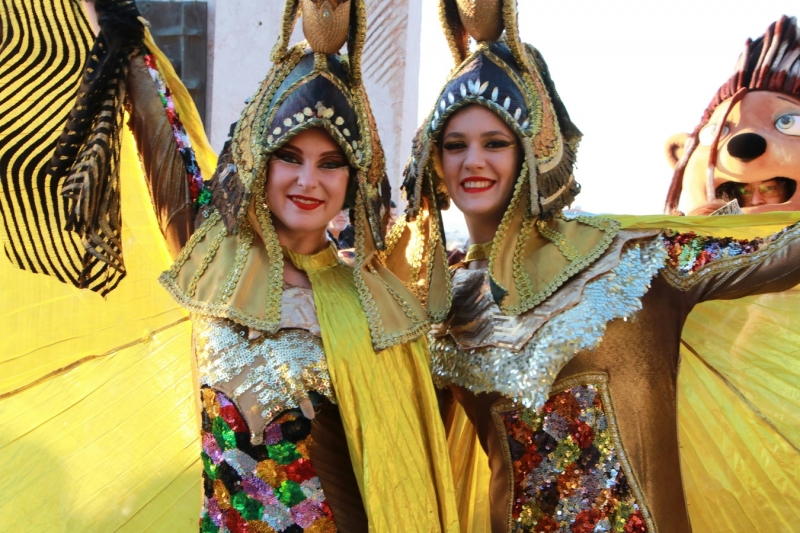 Казашки в народных костюмах