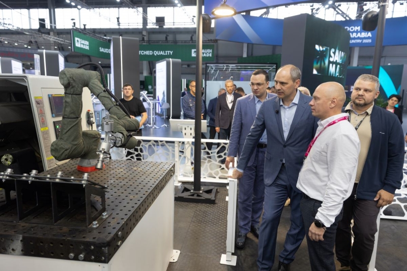 Накануне открытия экспозицию осмотрел врио губернатора Свердловской области Денис Паслер