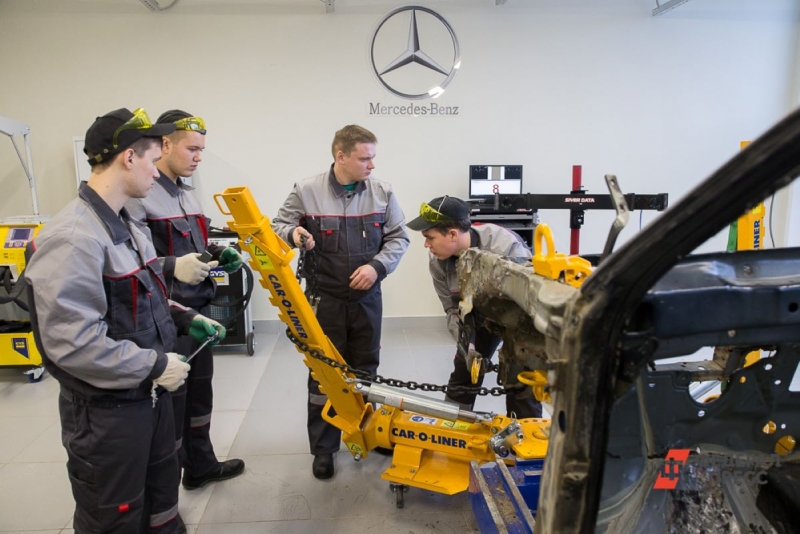 Студенты колледжа в машиностроительном цехе