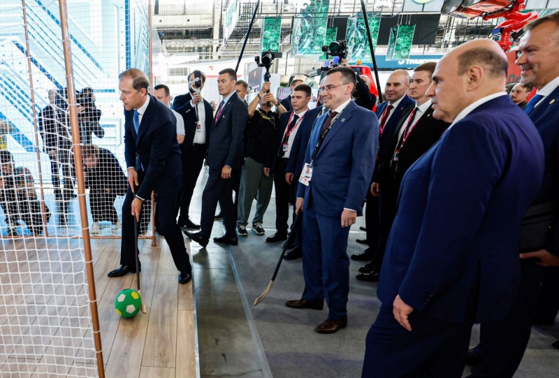 Члены российского правительства попробовали себя в роли хоккеистов