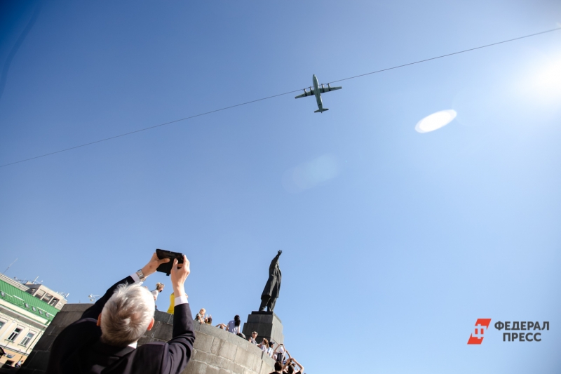 самолет в небе