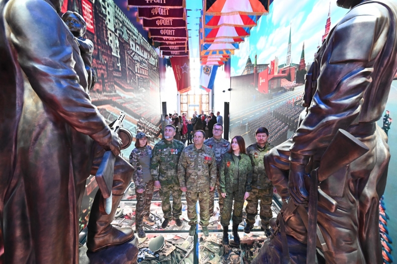 Военные на выставке