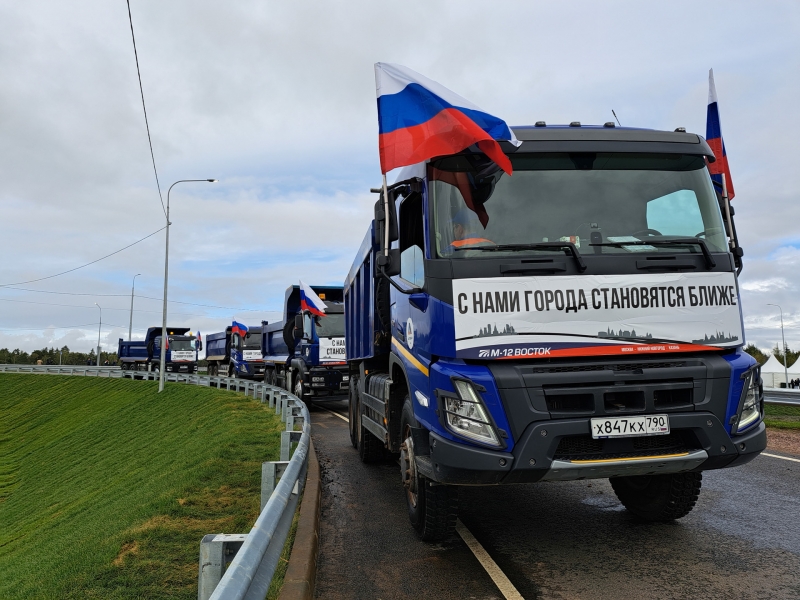 Грузовики на трассе М-12