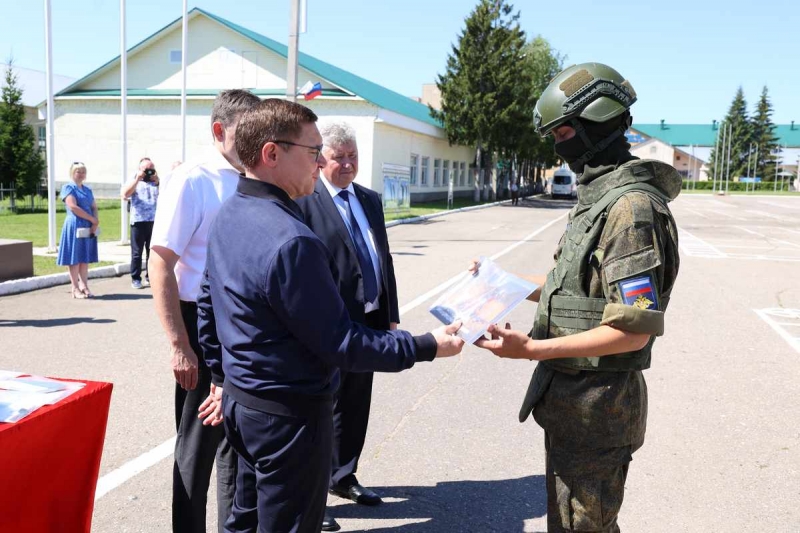 Якушев вручает военному гуманитарную помощь