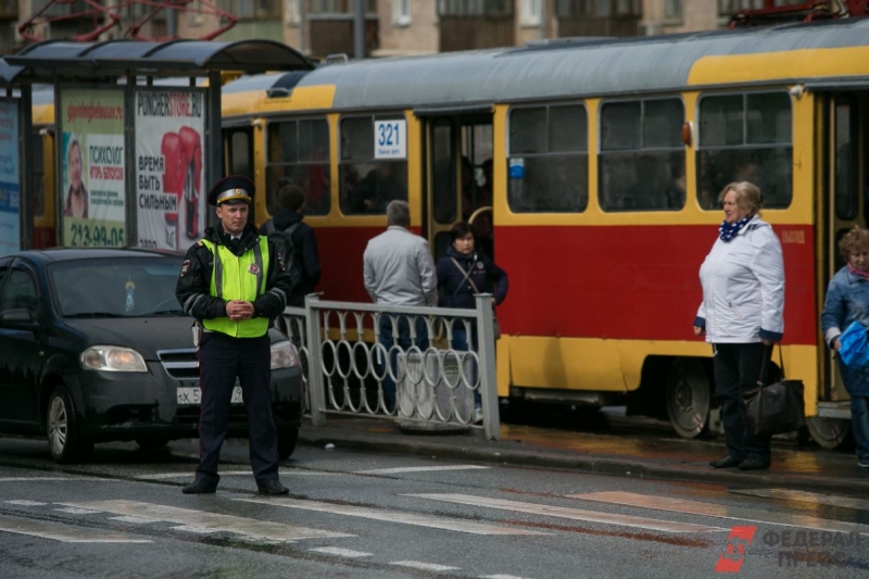 В свердловском городе легковушка протаранила трамваи