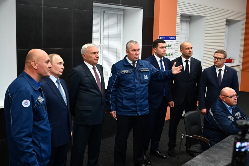 Владимир Путин начал визит с посещения ММК