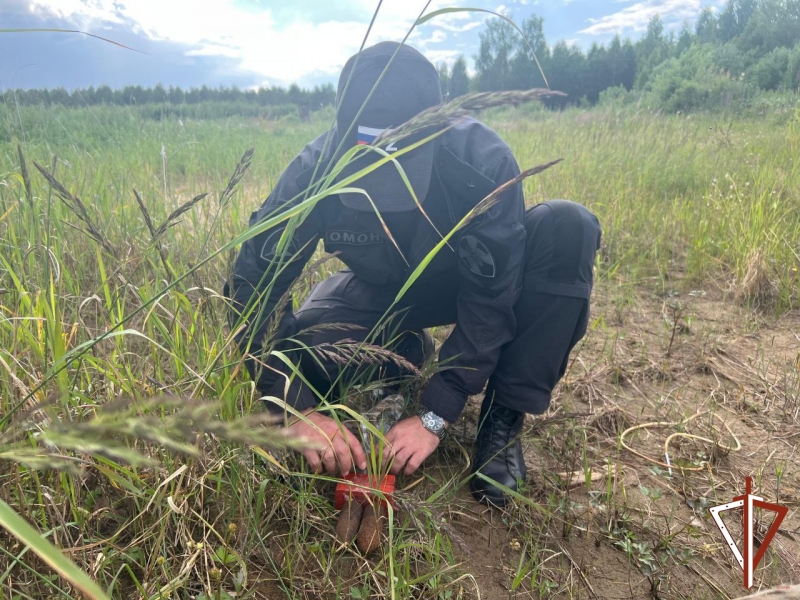 Омоновец с гранатой