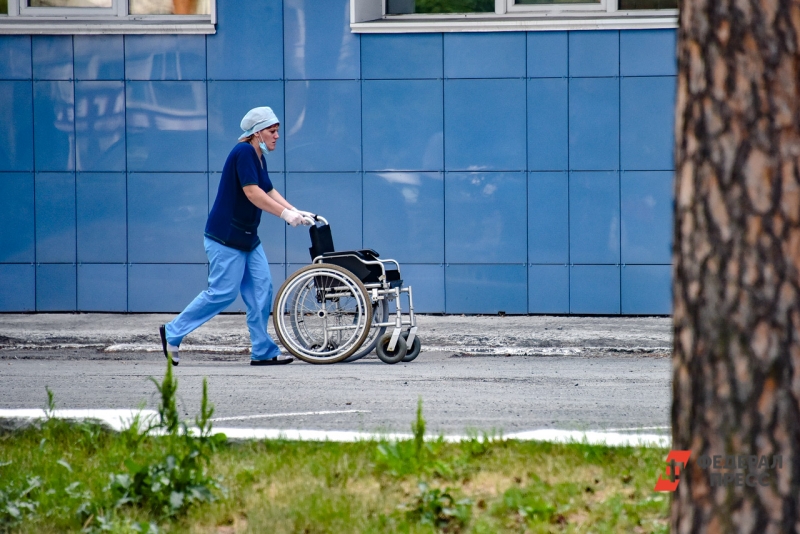 Медсестра с креслом