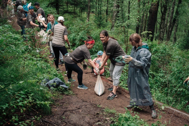 Волонтеры уделили внимание труднодоступным участкам территории