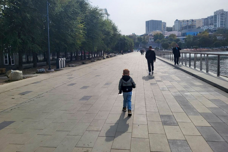 Ребенок на набережной