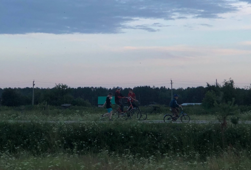 дети на велосипедах в деревне