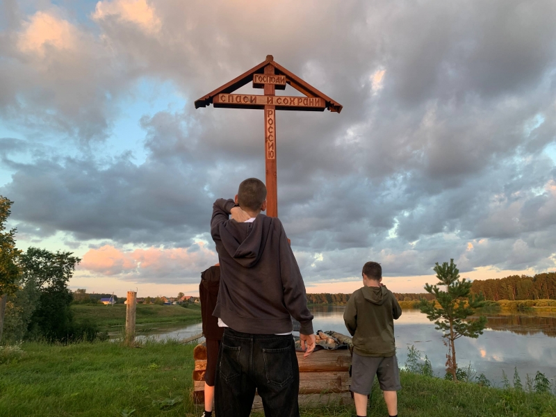 люди в селе у креста