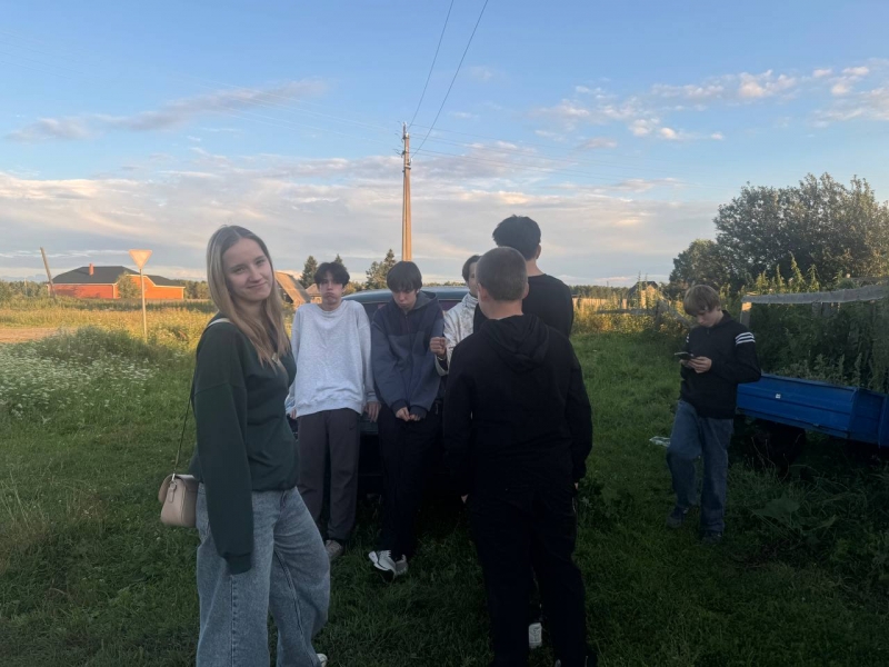 группа подростков в деревне