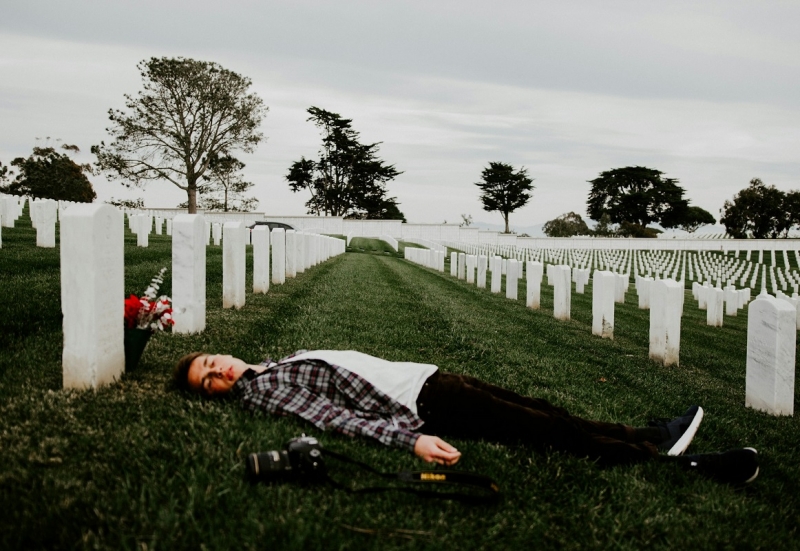 человек на военном кладбище