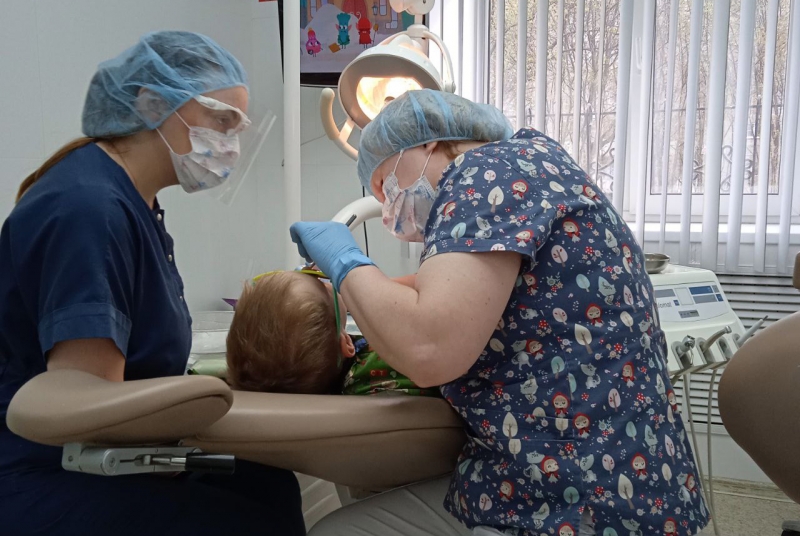 Стоматологи