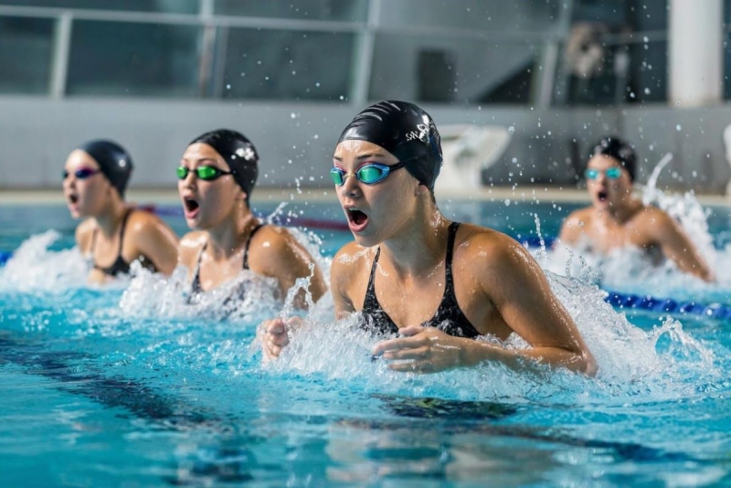 Пловчихи на тренировке