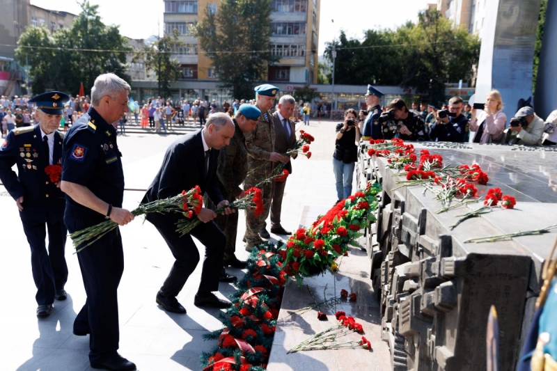 Участники митинга возложили цветы к мемориалу воинам, павшим в локальных конфликтах