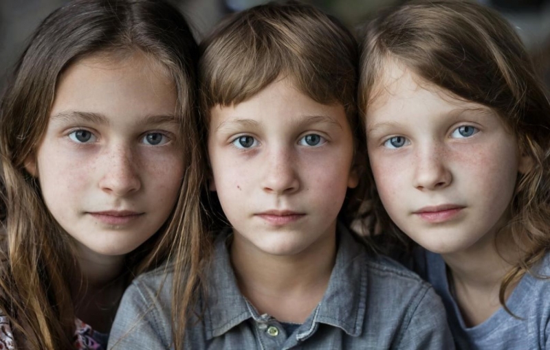 Две девочки и мальчик