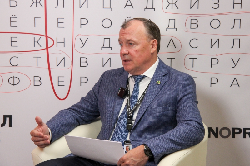 Алексей Орлов открыл детскую библиотеку в Пионерском районе