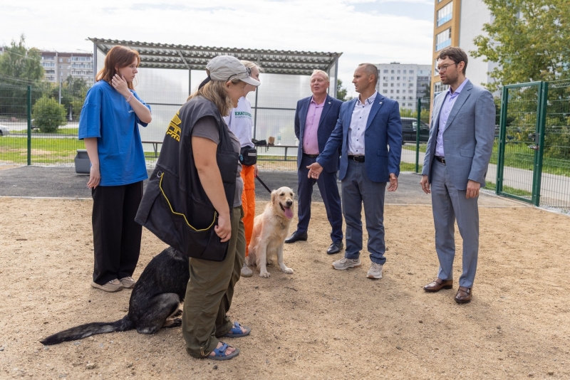 Вместе с главой района Романом Кравченко Алексей Вихарев (справа) понаблюдал за первой тренировкой питомцев на новой площадке