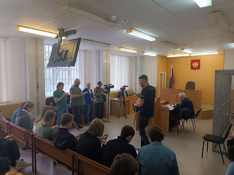 Сама Людмила Телень в суд не явилась