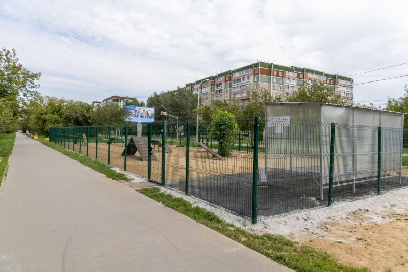 Вместе с главой района Романом Кравченко Алексей Вихарев (справа) понаблюдал за первой тренировкой питомцев на новой площадке