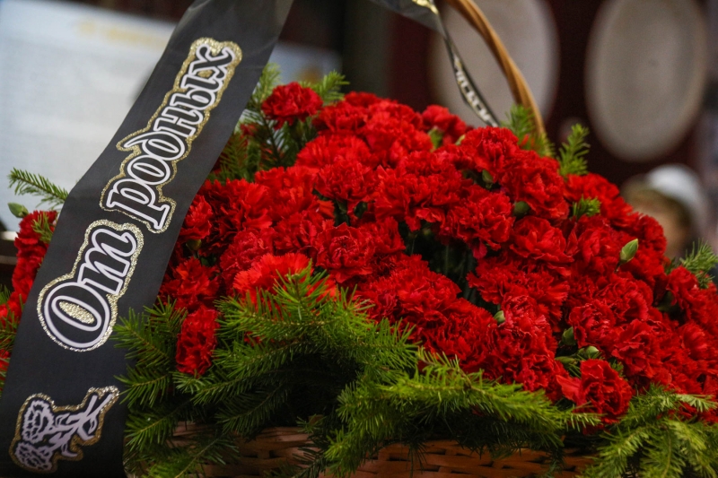 Траурная лента и букет