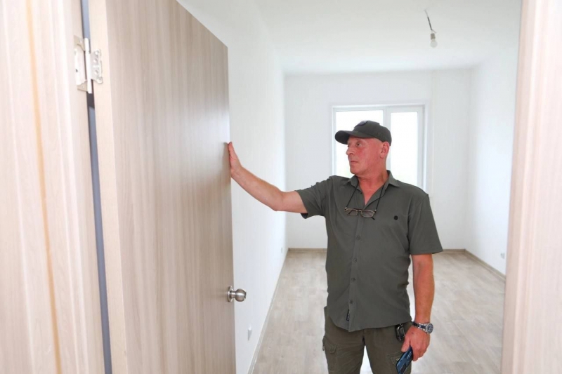 мужчина, проверка жилья