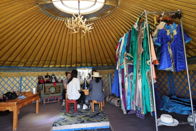 Все желающие могут примерить традиционные костюмы