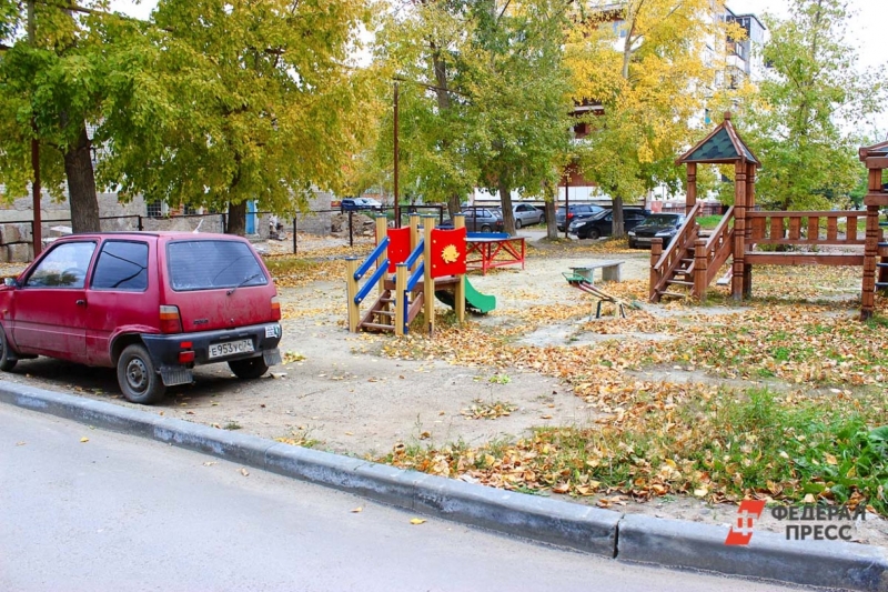 Автомобиль на газоне